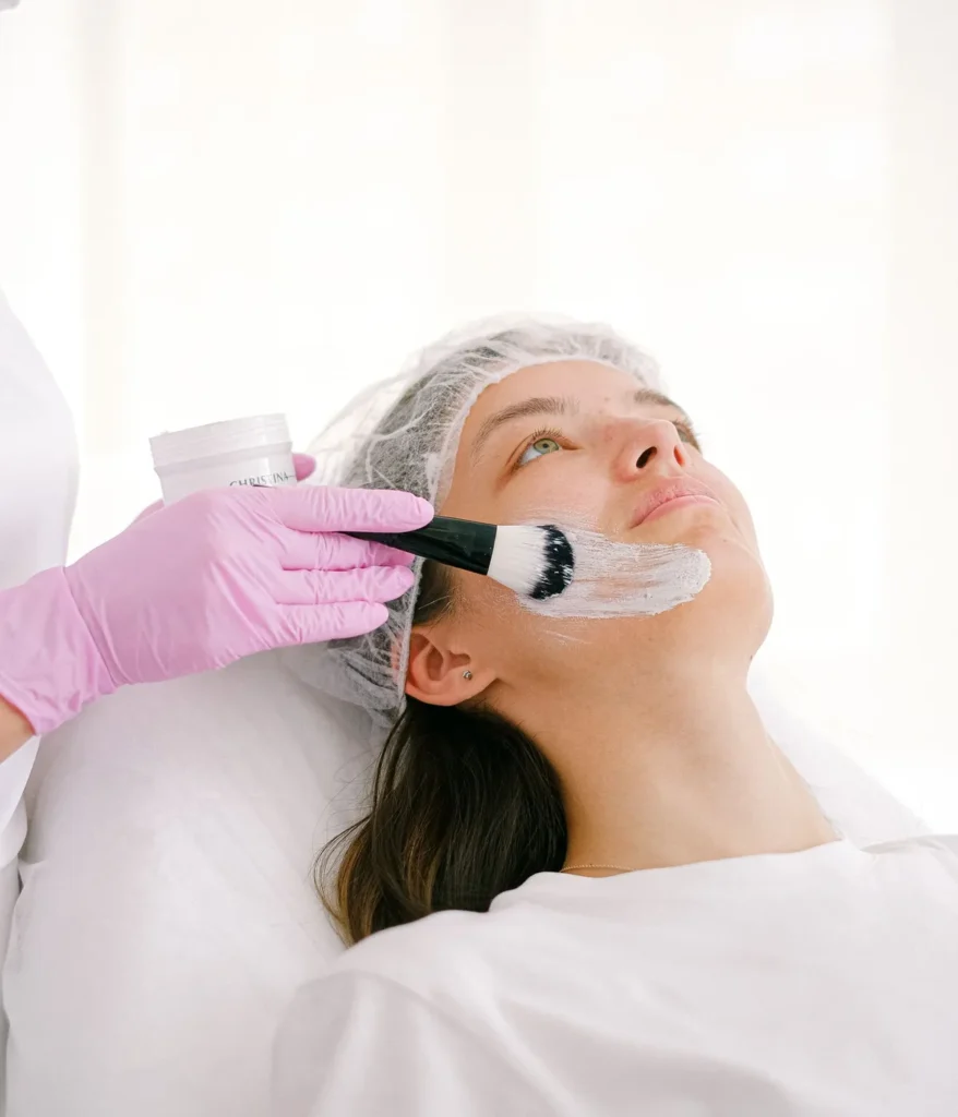 Fırçayla yüze peeling uygulaması