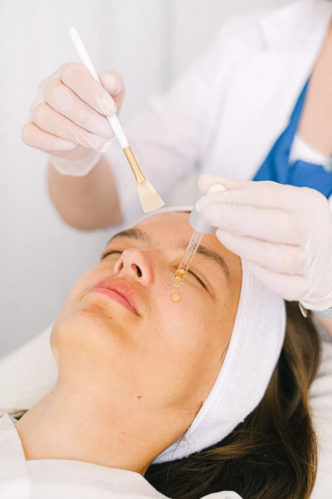Cilt bakımında yüze serum uygulaması